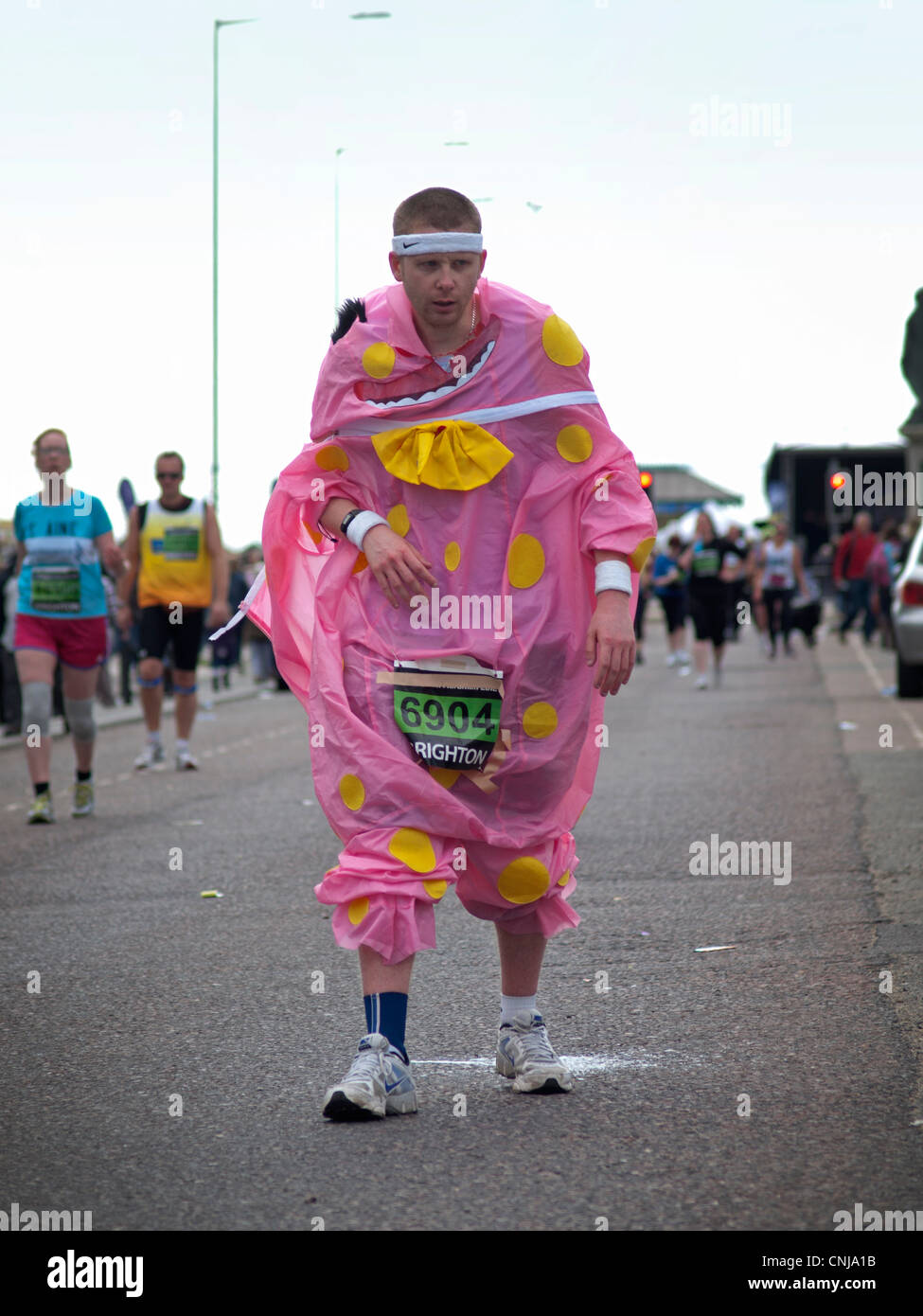 Un coureur en costume d'un Monsieur Dupont dans le staggers Marathon  Brighton Photo Stock - Alamy