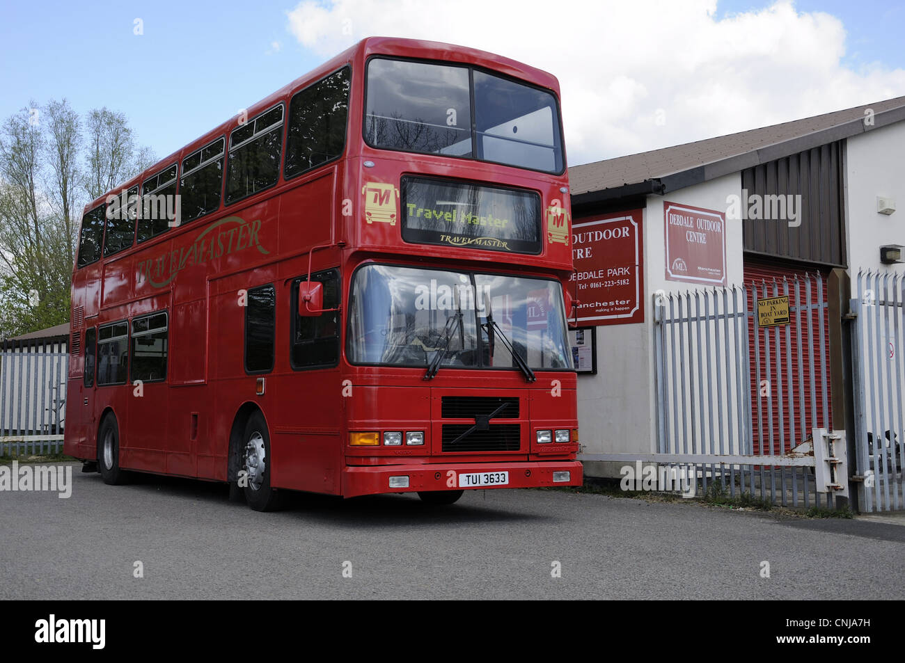 Red double decker bus Travelmaster stationné à l'extérieur Centre de plein air de Debdale Gorton. Banque D'Images