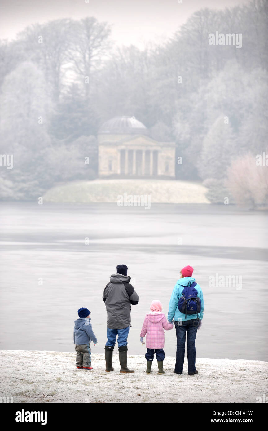 Un groupe familial en observant le panthéon temple à Stourhead House et jardins près de Stourton, Wiltshire, UK Banque D'Images