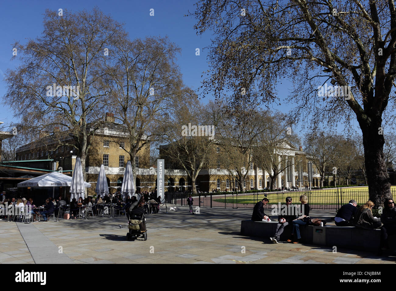 La Saatchi Gallery dans le parc de l'ancienne caserne du duc d'York à la mode dans la ville ensoleillée de Chelsea. Banque D'Images