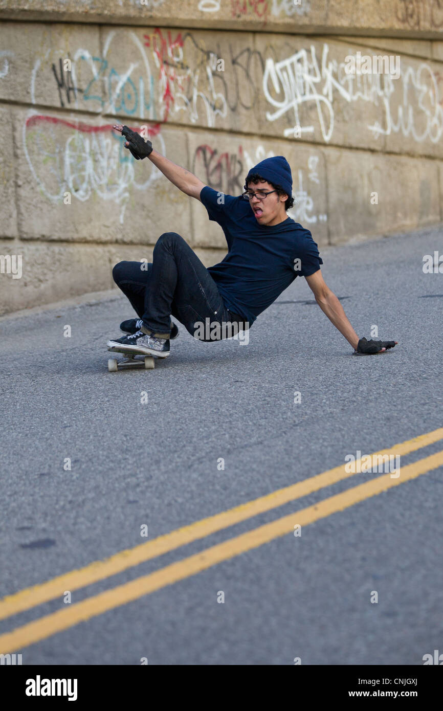 Young male skateboarder on urban street. Banque D'Images