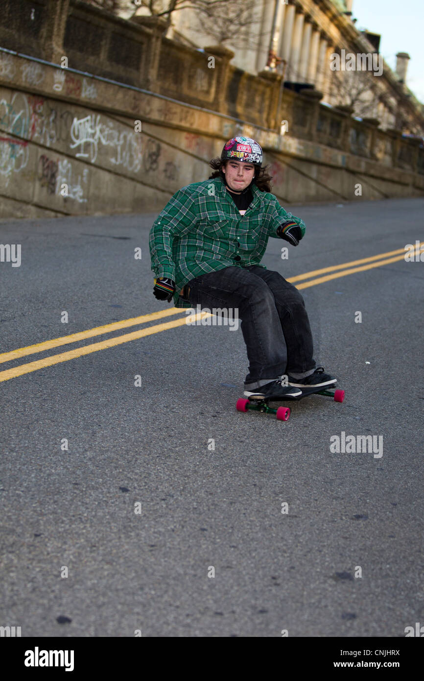 Young male skateboarder on urban street. Banque D'Images