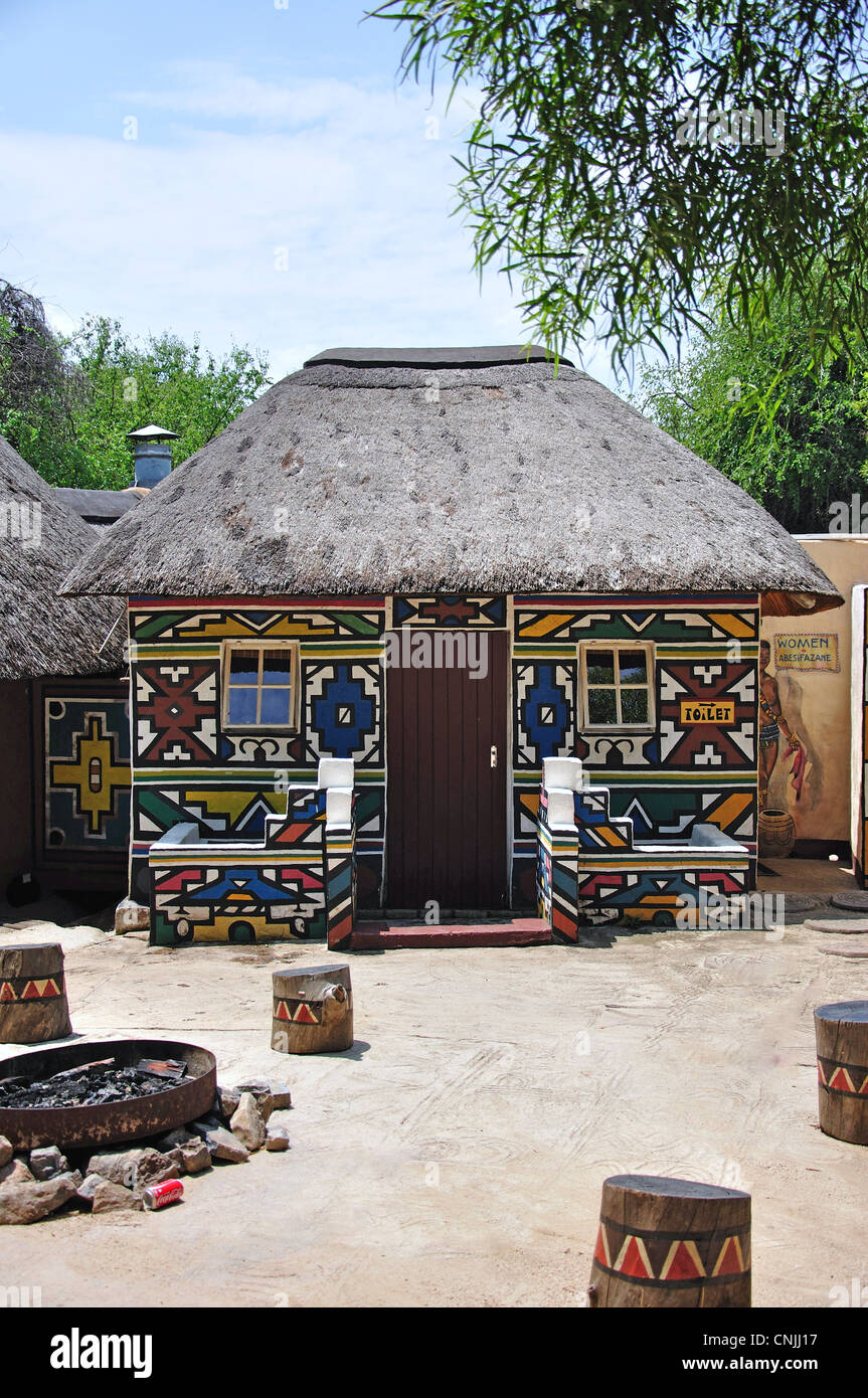 Habitation Ndebele colorés, Lesedi Cultural Village africain, Broederstroom, Johannesburg, Gauteng, Afrique du Sud Banque D'Images