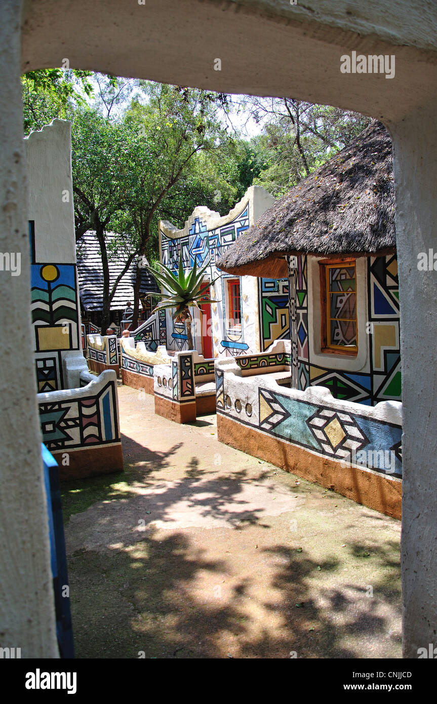Habitations Ndebele colorés, Lesedi Cultural Village africain, Broederstroom, Johannesburg, Gauteng, Afrique du Sud Banque D'Images
