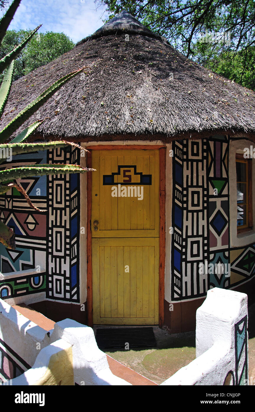 Habitation Ndebele colorés, Lesedi Cultural Village africain, Broederstroom, Johannesburg, Gauteng, Afrique du Sud Banque D'Images