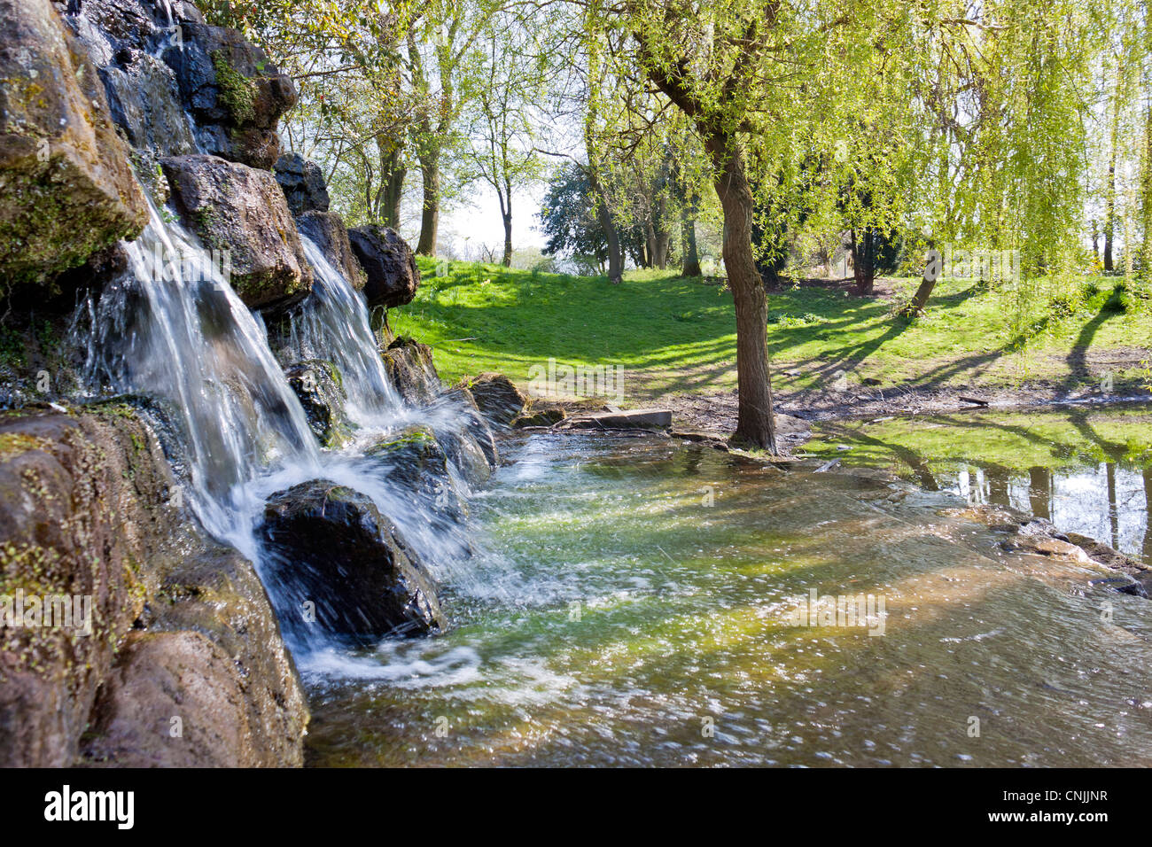 Une petite cascade dans Hanley park Stoke on Trent Banque D'Images