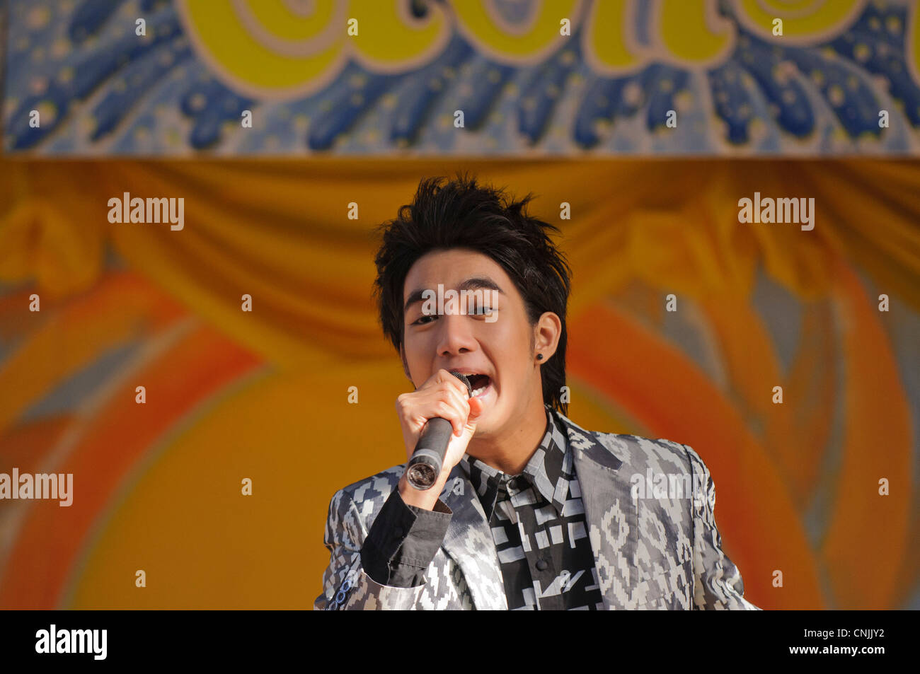 Londres, Royaume-Uni. Pour célébrer Songkran, Nouvel An thaï, un artiste chante une chanson pop thaïlandaise. Banque D'Images