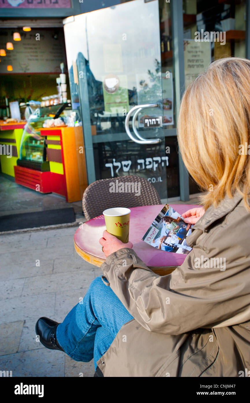 Moyen Orient Israël Jérusalem une femme bénéficie d'une tasse de café au café à l'extérieur O Joe Banque D'Images