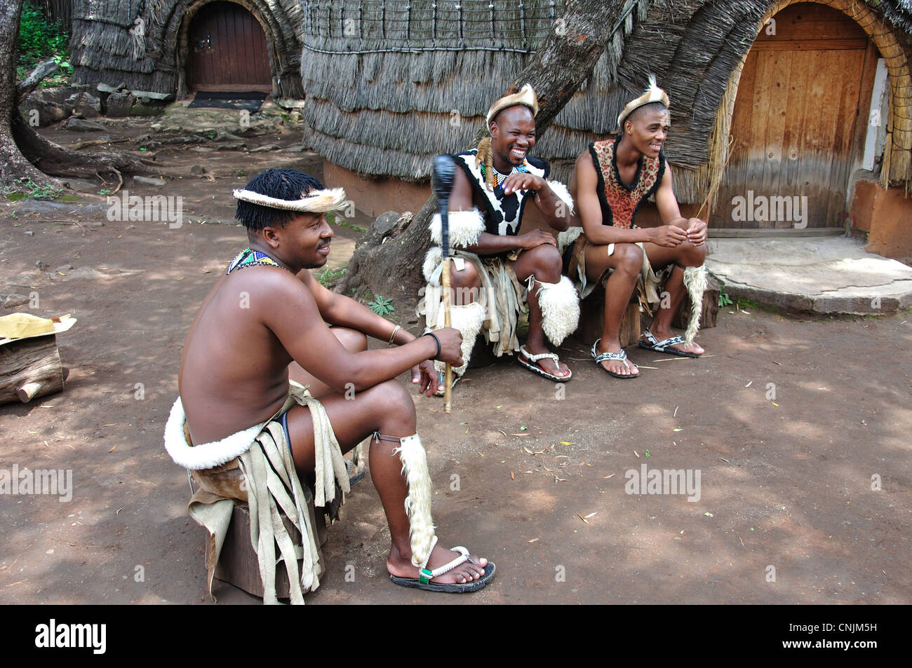 Les guerriers zoulous dans Village Culturel Lesedi African, Broederstroom, Johannesburg, la Province de Gauteng, Afrique du Sud Banque D'Images