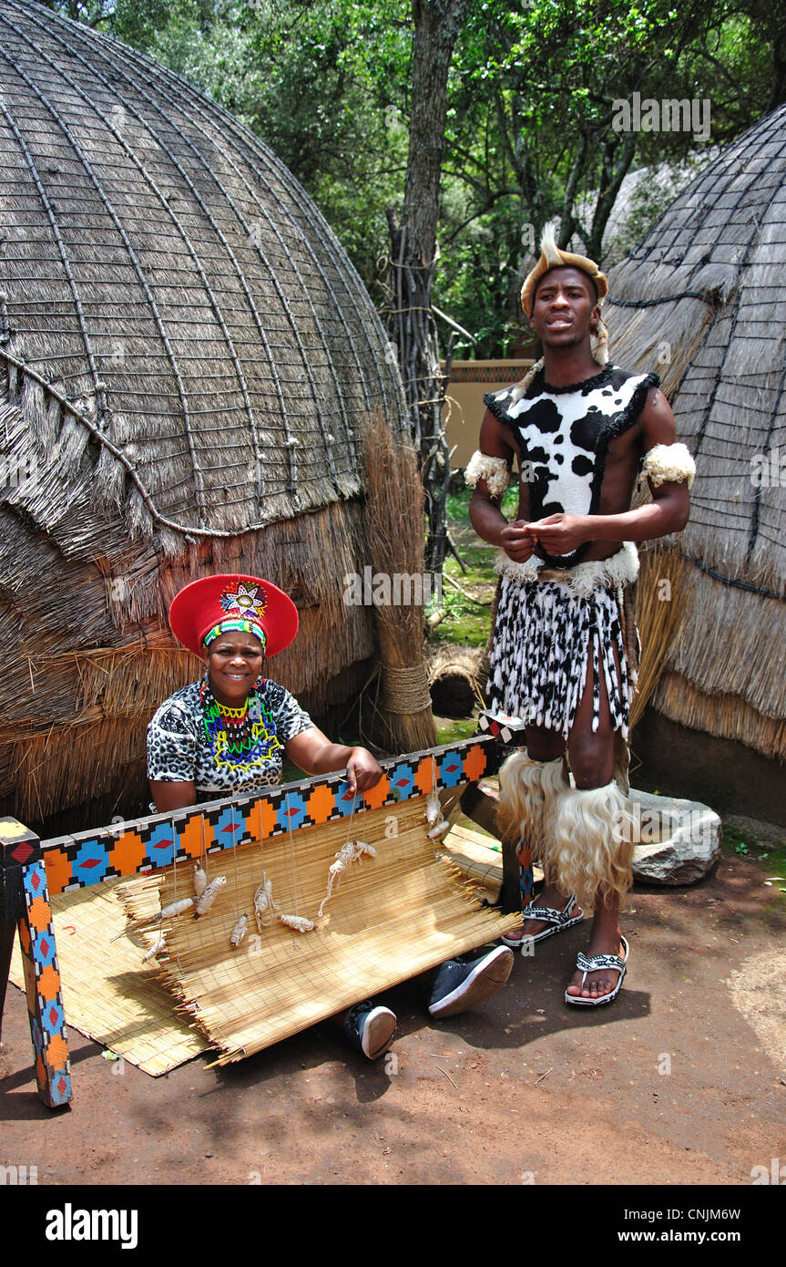 Couple dans village zoulou, Lesedi Cultural Village africain, Broederstroom, Johannesburg, la Province de Gauteng, Afrique du Sud Banque D'Images