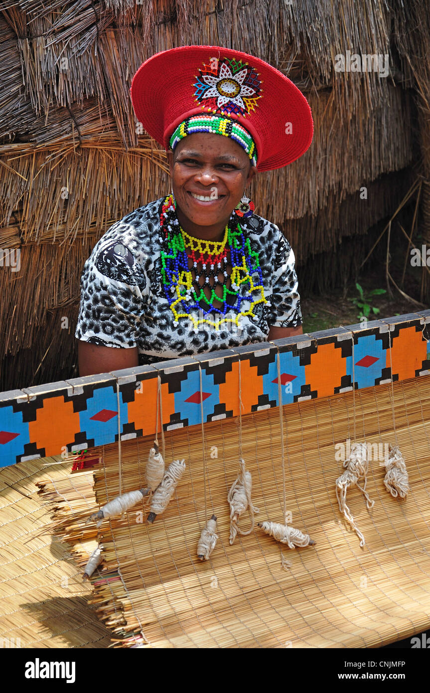 Femme Zoulou mariés dans le village culturel de Lesedi African, Broederstroom, Johannesburg, la Province de Gauteng, Afrique du Sud Banque D'Images