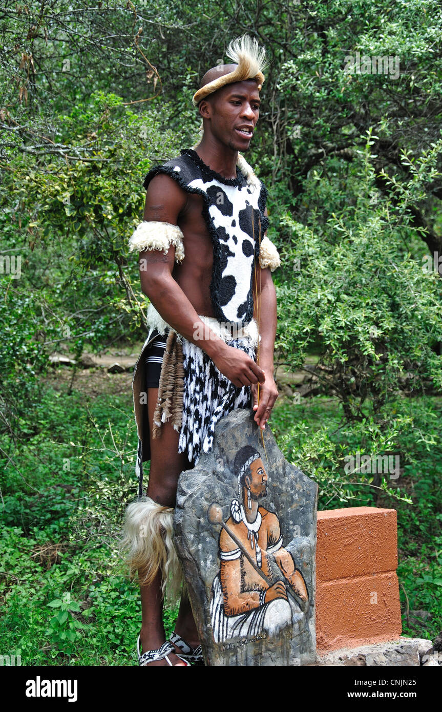 Jeune guerrier zoulou au Village Culturel Lesedi African, Broederstroom, Johannesburg, la Province de Gauteng, Afrique du Sud Banque D'Images