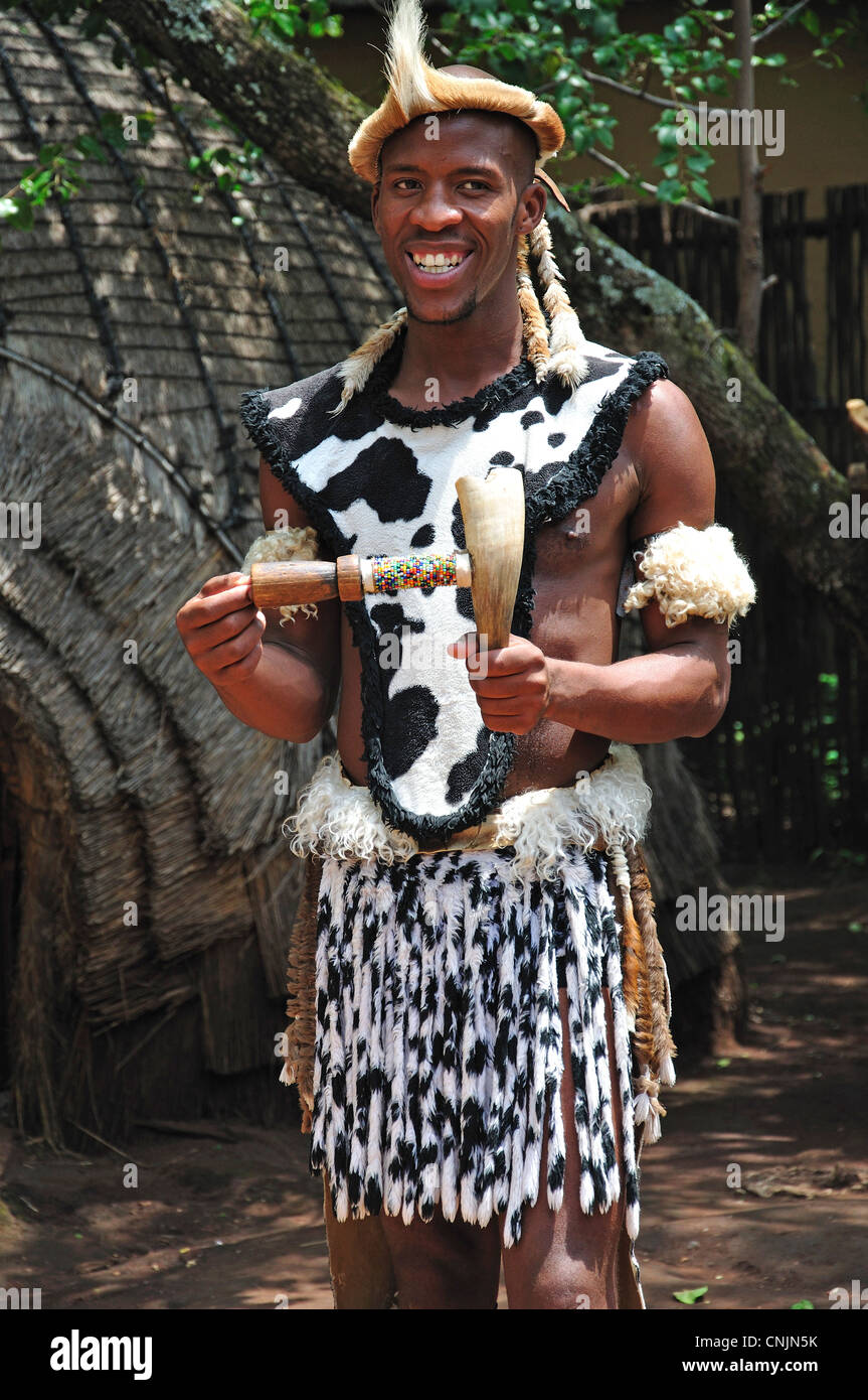 Jeune guerrier zoulou au Village Culturel Lesedi African, Broederstroom, Johannesburg, la Province de Gauteng, Afrique du Sud Banque D'Images