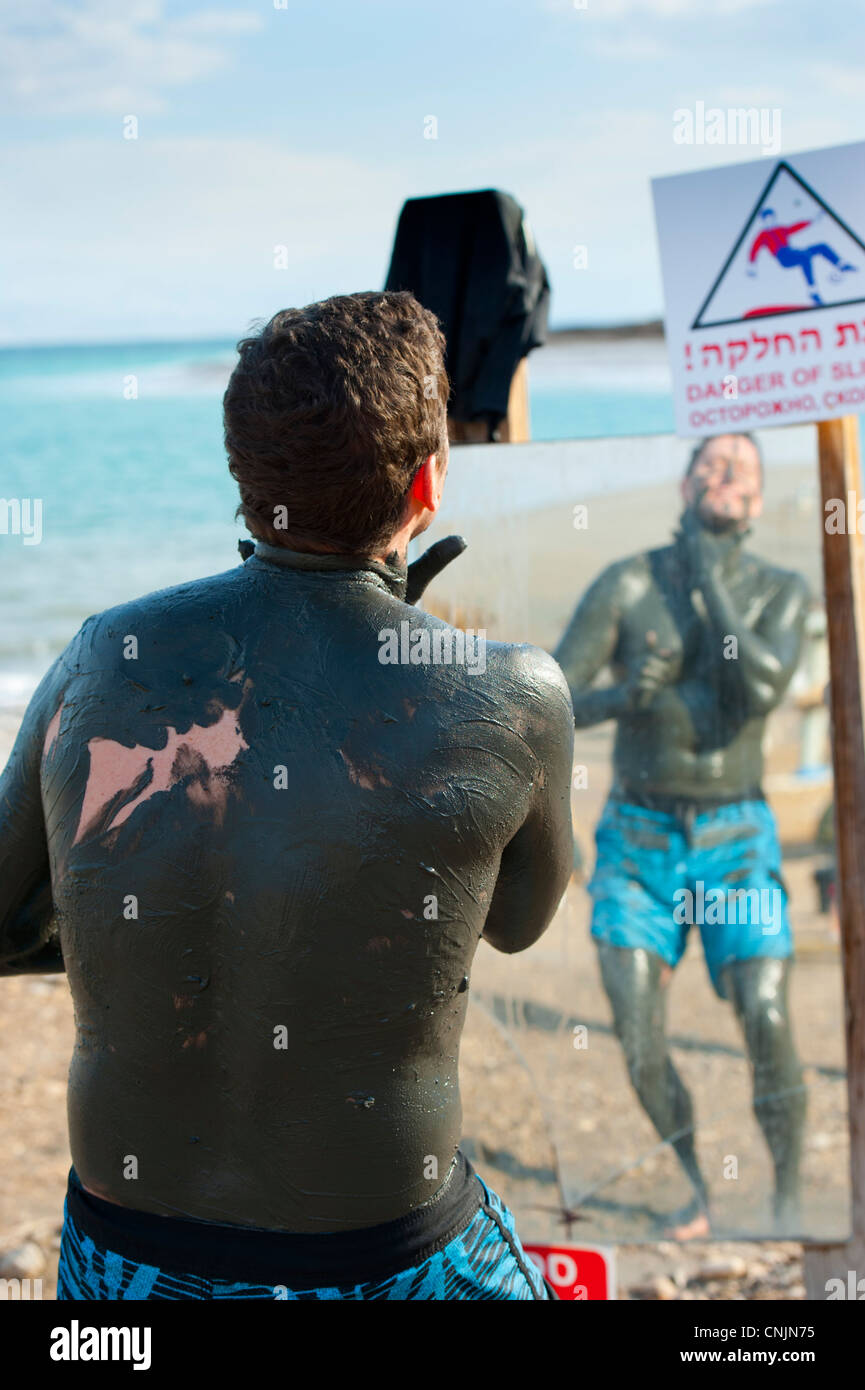 Moyen Orient Israël Mer Morte un homme s'étend de la boue sur lui-même avant de flotter dans la mer Banque D'Images