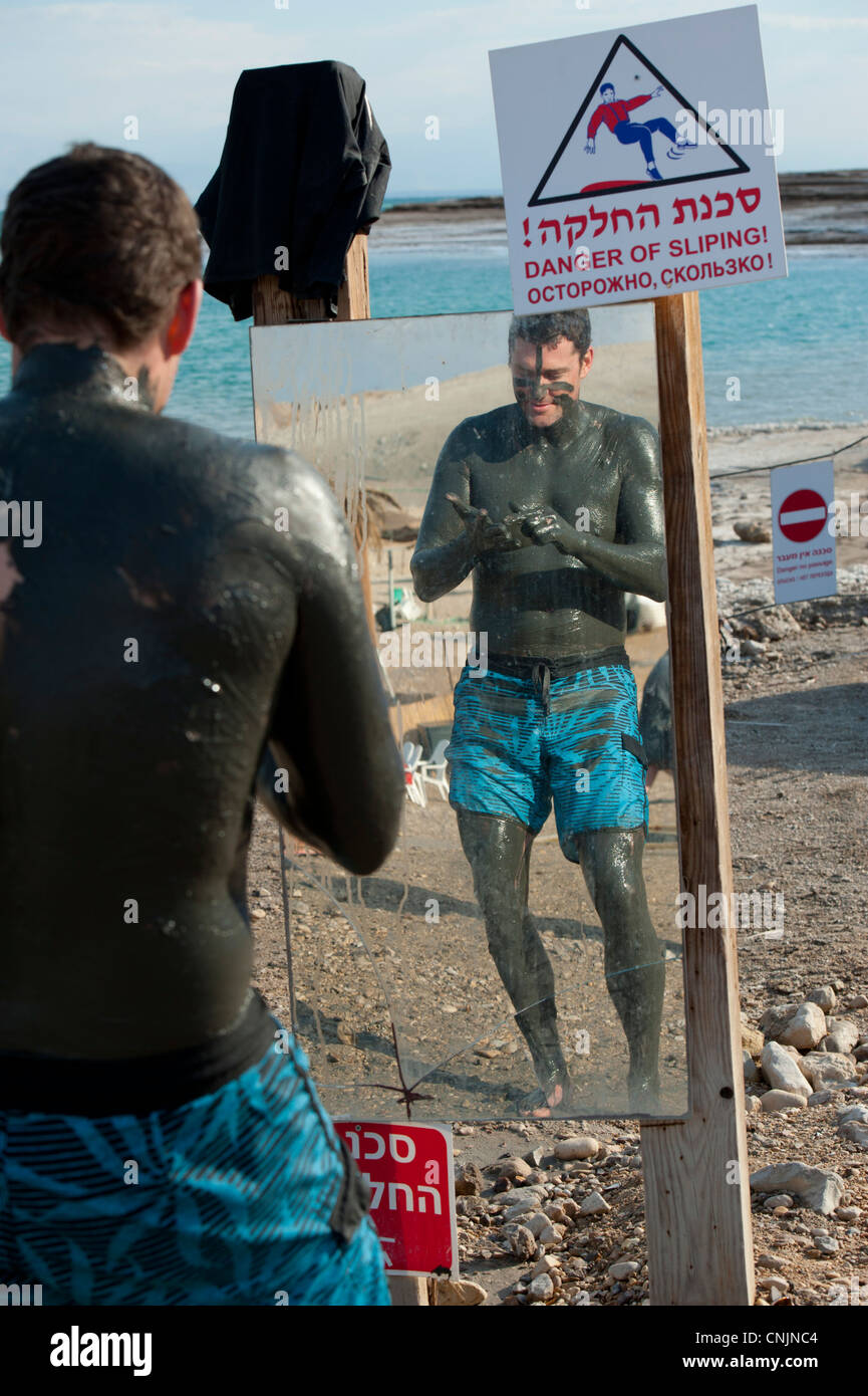 Moyen Orient Israël Mer Morte un homme s'étend de la boue sur lui-même avant de flotter dans la mer Banque D'Images