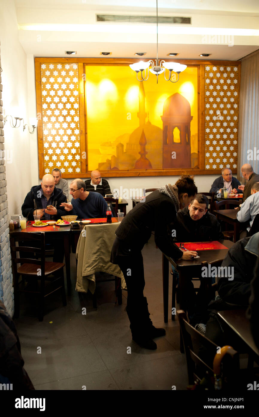 Moyen Orient Israël Tel Aviv - personnes dînant dans un shawarma - restaurant Falafel shop Banque D'Images