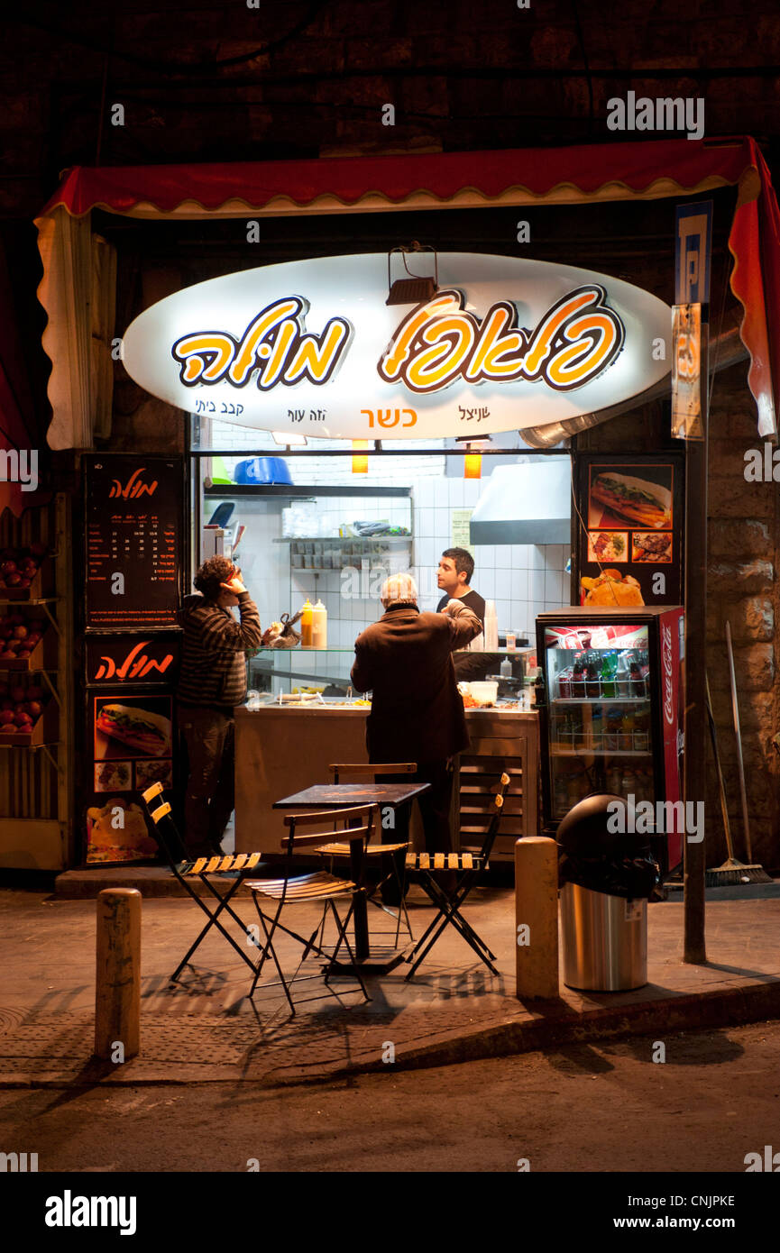Moyen Orient Israël Jérusalem Ouest - Rue Yafo - falafel boutique ouverte tard dans la nuit Banque D'Images