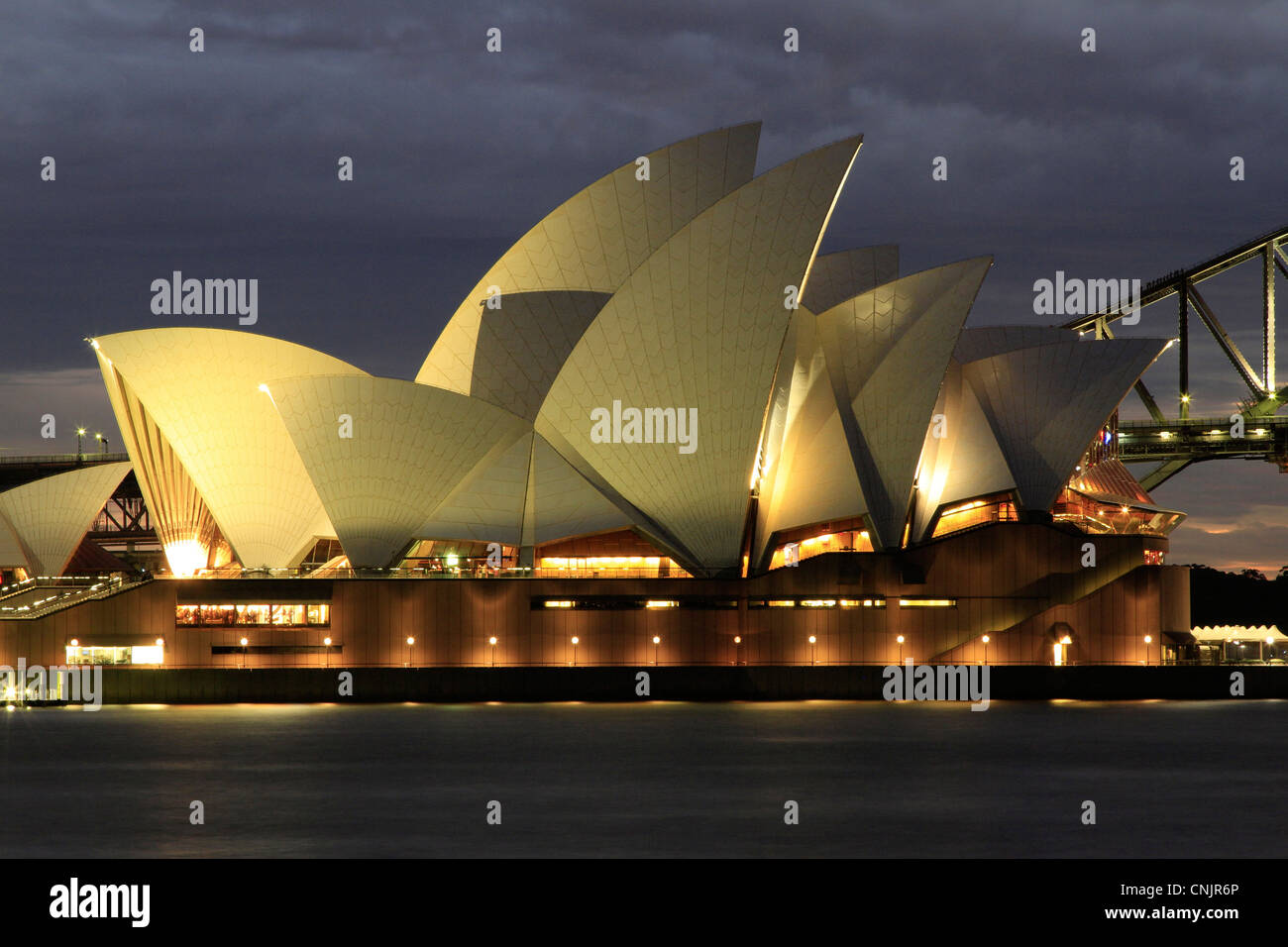 Opéra de Sydney de nuit avec une section de Harbour Bridge en arrière-plan, Sydney Australie Banque D'Images
