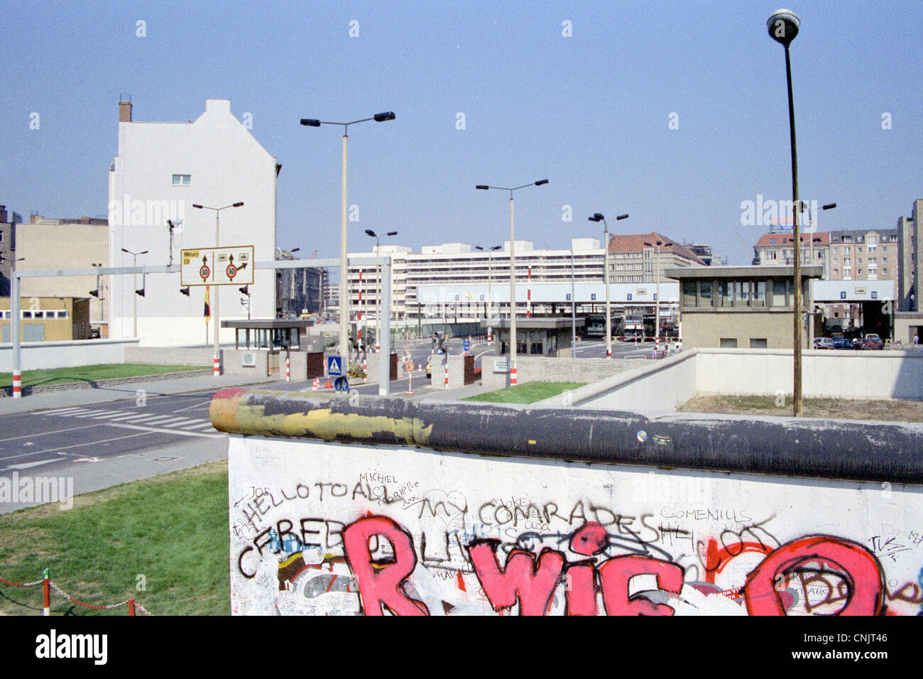 Checkpoint Charlie à la Friedrichstrasse - Mur de Berlin 1989 Banque D'Images