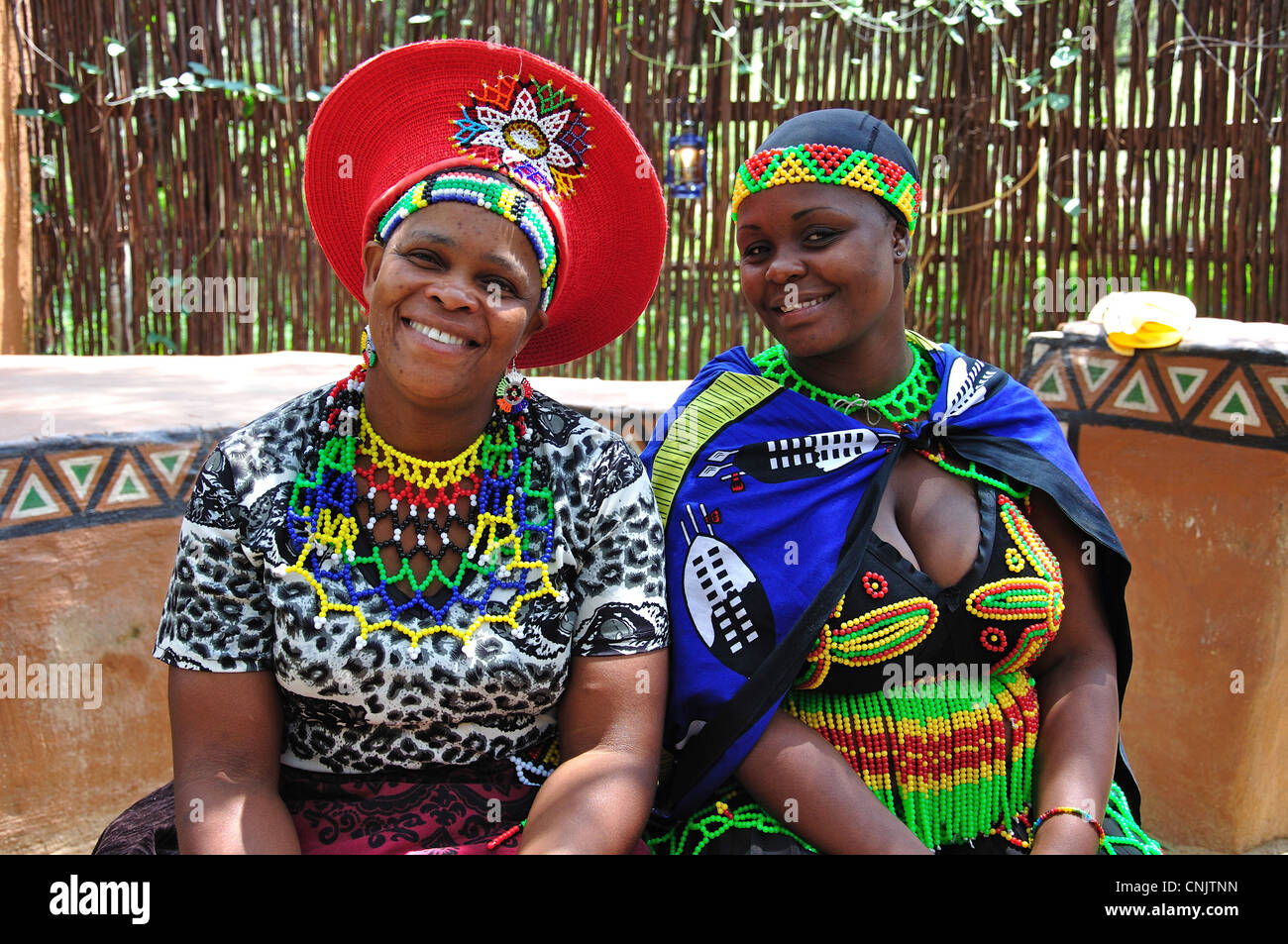 Les femmes zoulou à Lesedi African Cultural Village, Broederstroom, Johannesburg, la Province de Gauteng, Afrique du Sud Banque D'Images