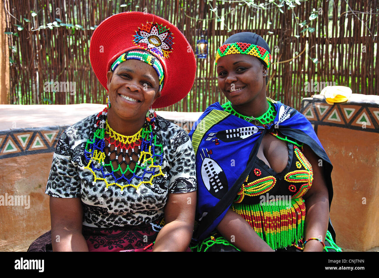 Les femmes zoulou à Lesedi African Cultural Village, Broederstroom, Johannesburg, la Province de Gauteng, Afrique du Sud Banque D'Images