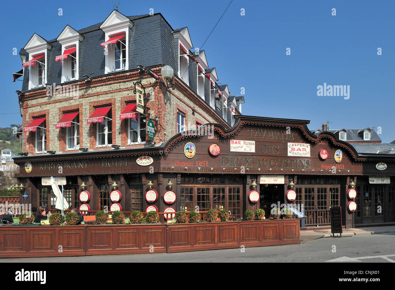 Hôtel / Restaurant Des Deux Augustins à Étretat, Côte d'Albâtre, Haute-Normandie, France Banque D'Images