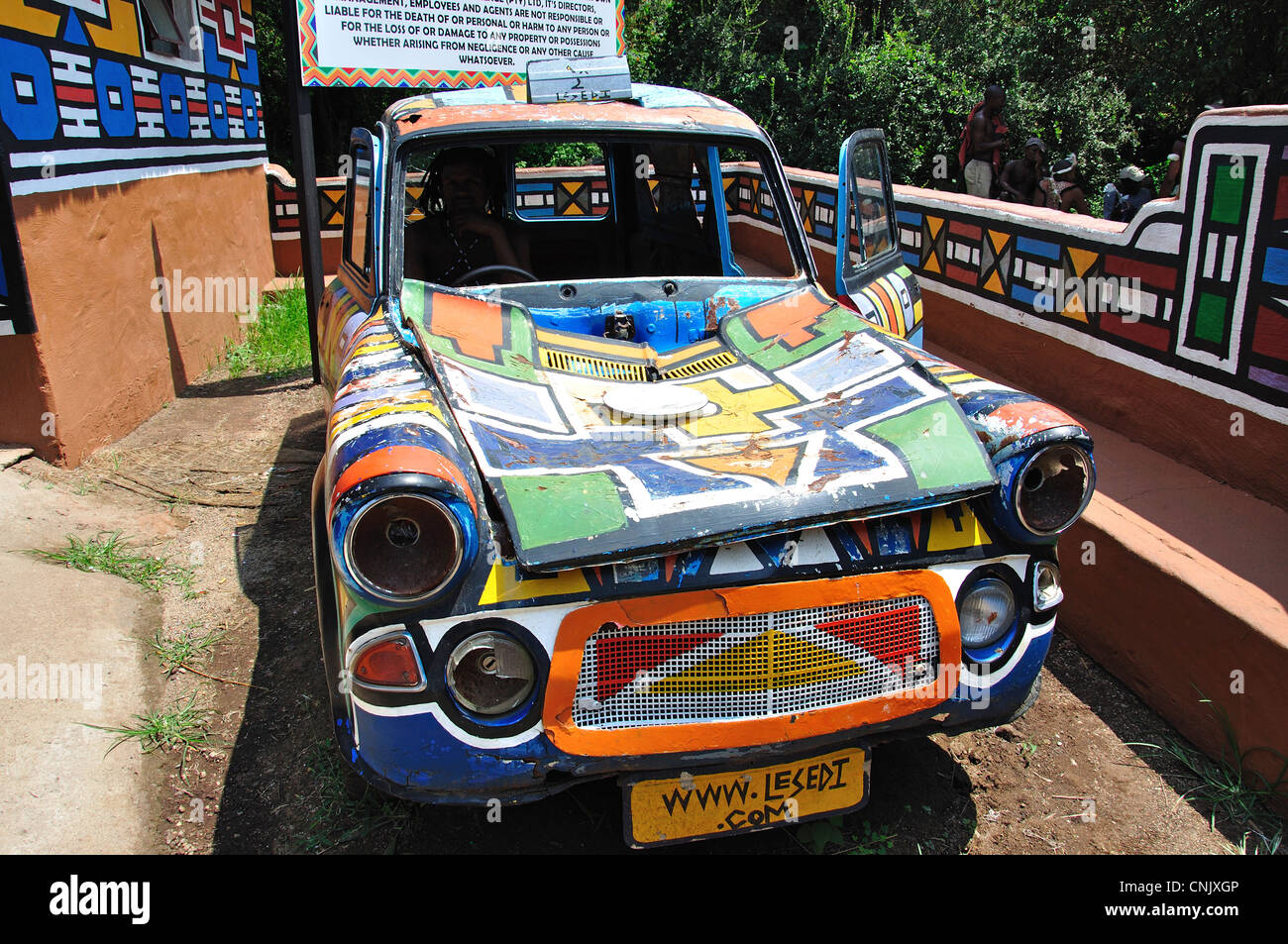 Vieille voiture peinte en couleurs, Ndebele Village Culturel Lesedi African, Broederstroom, Johannesburg, Afrique du Sud Banque D'Images