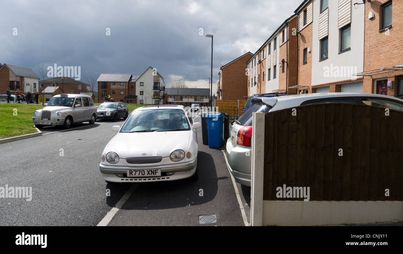 La voiture garée dans le développement du logement social moderne Banque D'Images