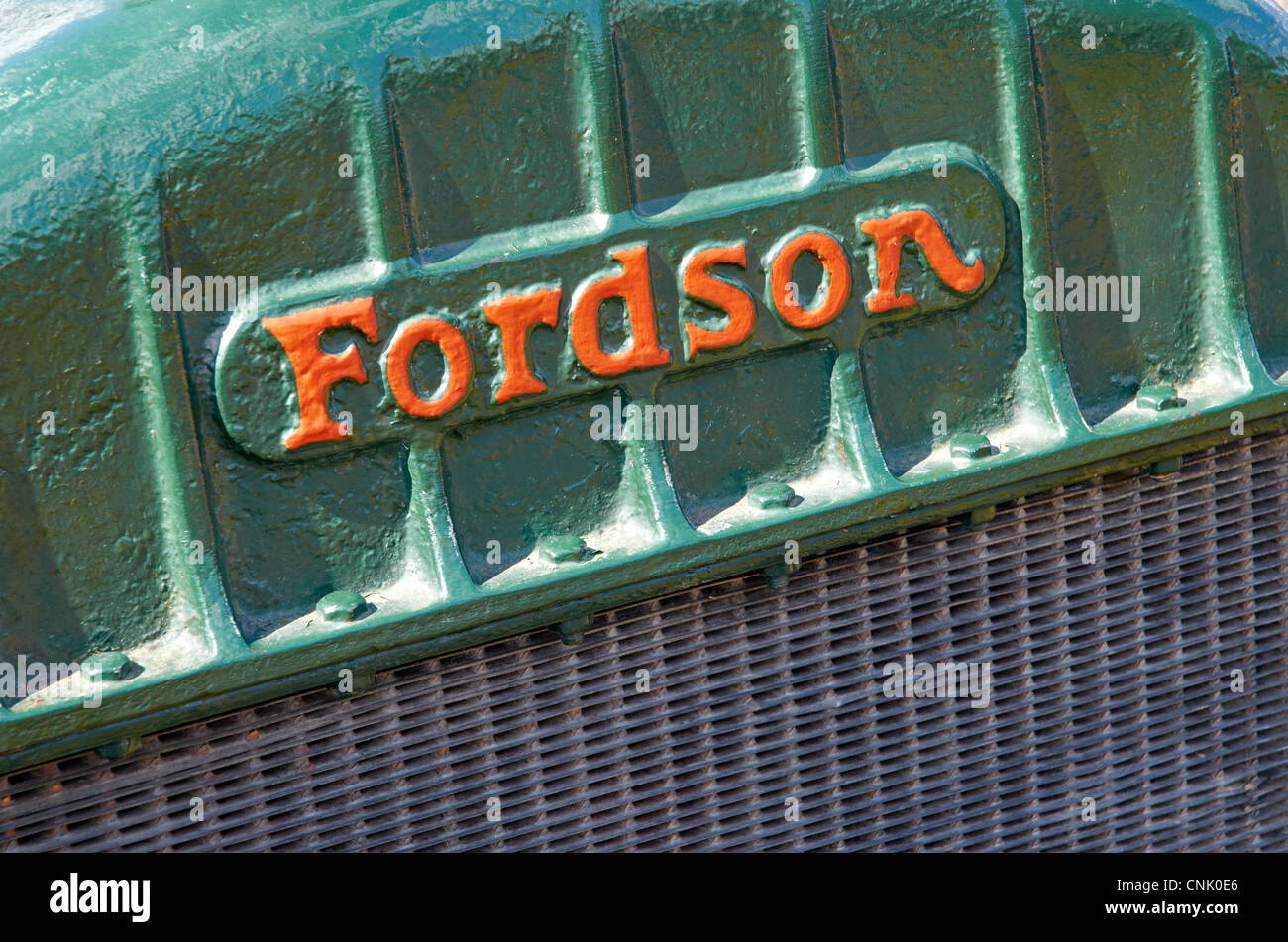 Vieux tracteur sur l'affichage à une journée portes ouvertes au Musée Industriel de Bursledon, Hampshire, Angleterre. Banque D'Images