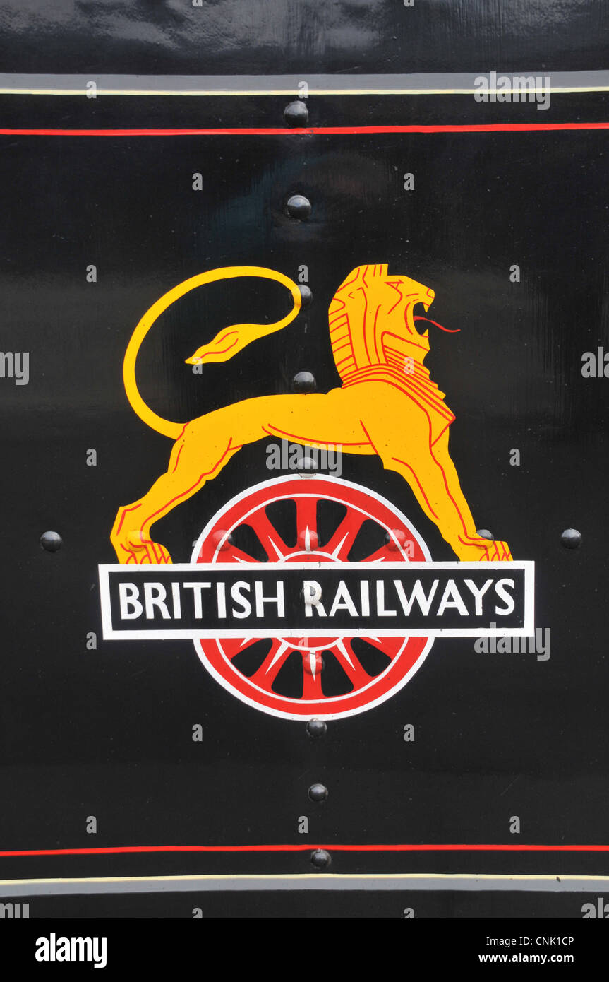 British Railways représentant le symbole Lion à cheval sur une roue, sur le côté d'un train à vapeur. Banque D'Images
