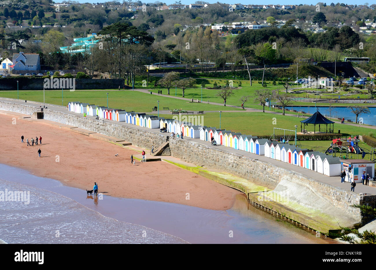 Cabines de plage et youngs park à près de goodrington sands Torquay dans le Devon, UK Banque D'Images