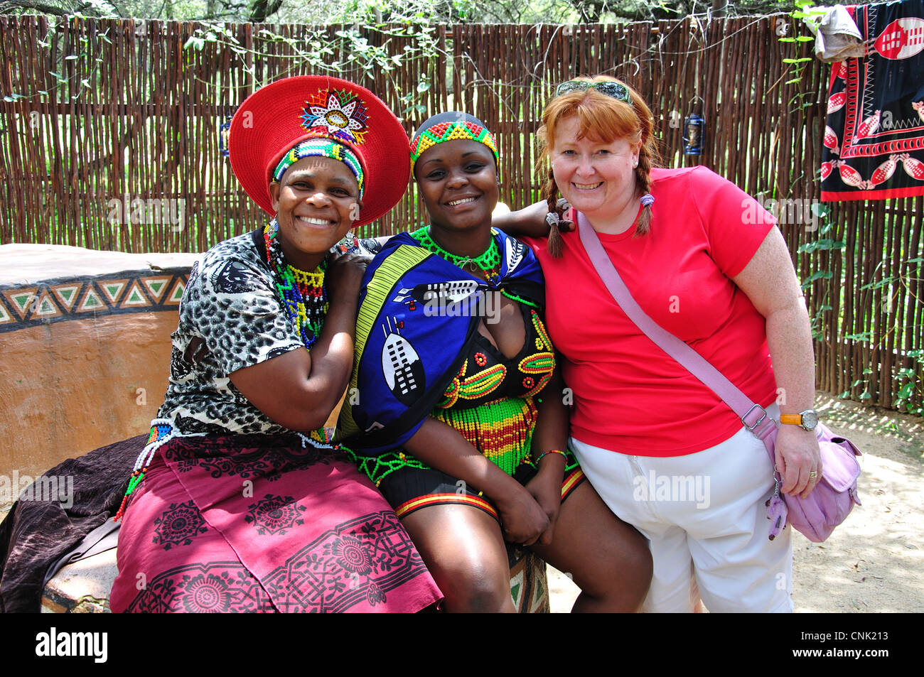 Les femmes zoulou avec touriste au Village Culturel Lesedi African, Broederstroom, Johannesburg, Gauteng, Afrique du Sud Banque D'Images