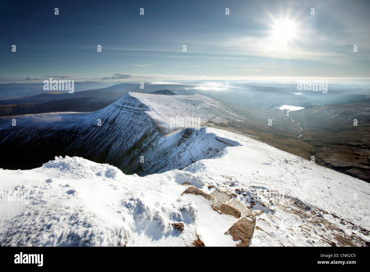 Cribyn vu de la montagne enneigée une Pen Y Fan sommet, peu après le lever du soleil. Banque D'Images