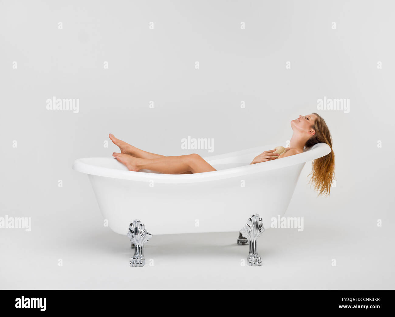 Jeune Femme Dans Son Bain Victoria Albert Pied Baignoire Griffe Photo Stock Alamy 