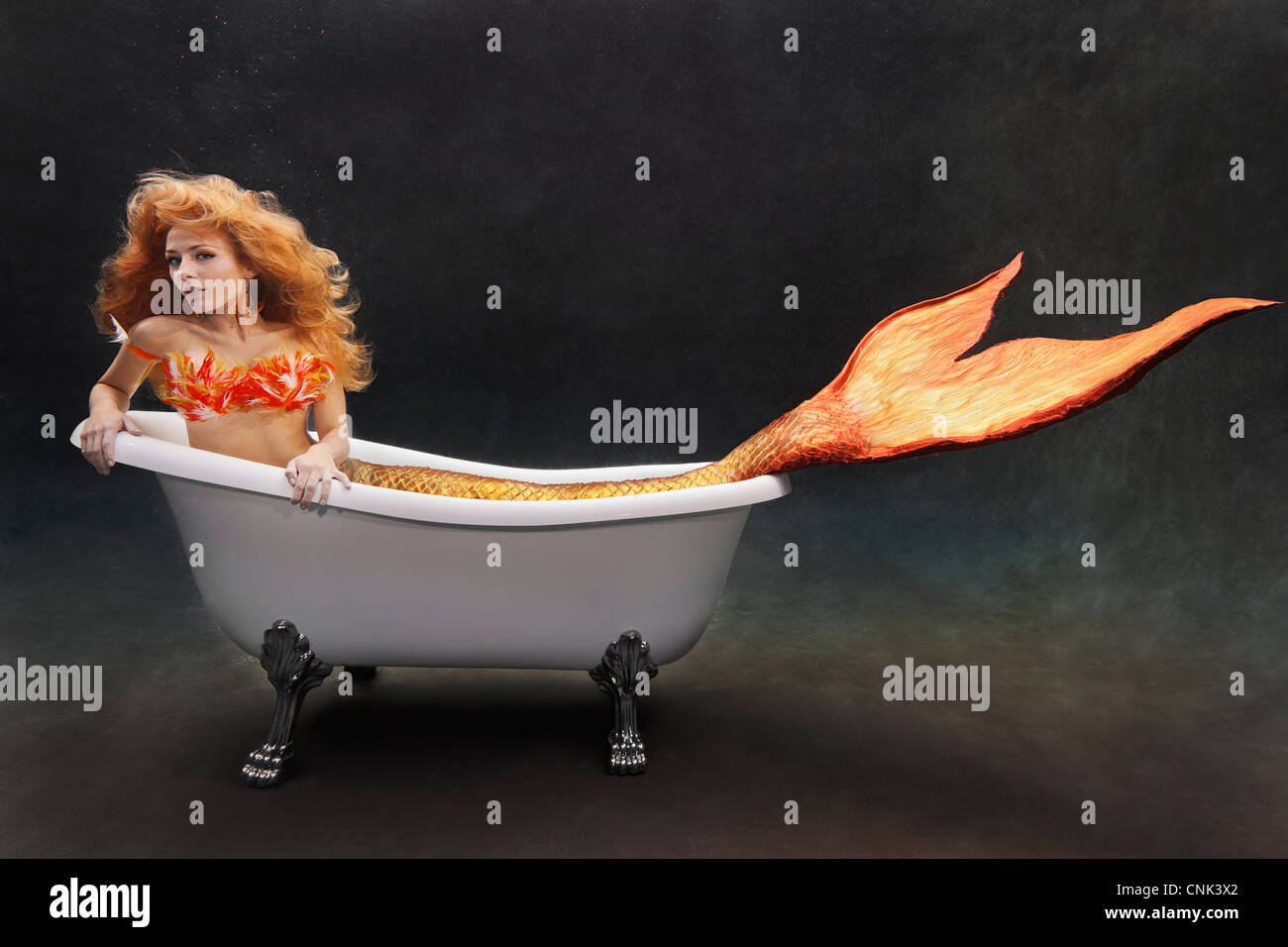 Jeune sirène portant dans son sous-marin Victoria  + Albert baignoire Banque D'Images