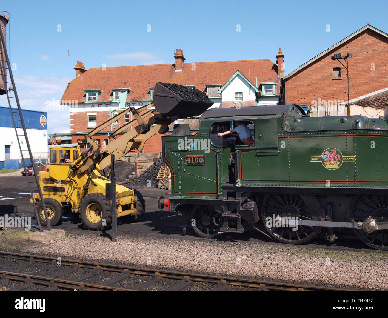 Locomotive étant remplis de charbon. La station de Minehead. Le Somerset Banque D'Images
