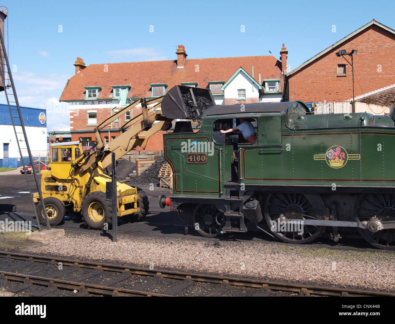 Locomotive étant remplis de charbon. La station de Minehead. Le Somerset Banque D'Images