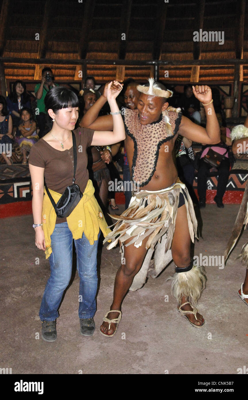 Danseur zoulou avec au tourisme culturel Lesedi African village, Broederstroom, Johannesburg, Gauteng, Afrique du Sud Banque D'Images