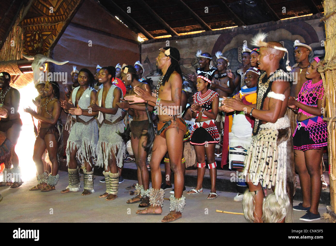 Zulu dancers à Lesedi African Cultural Village, Broederstroom, Johannesburg, la Province de Gauteng, Afrique du Sud Banque D'Images
