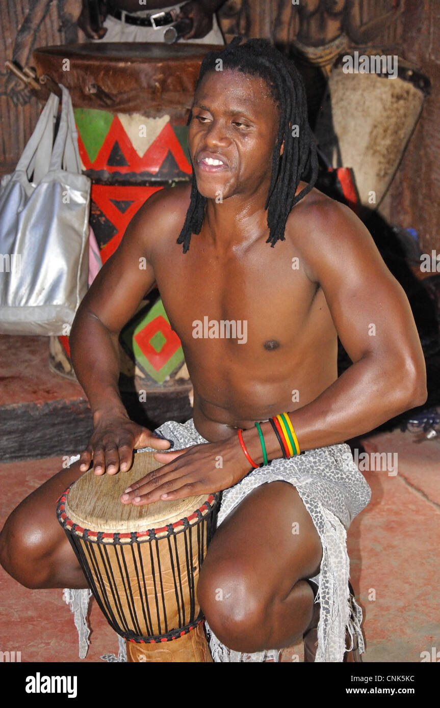 Batteur zoulou au village culturel Lesedi African, Broederstroom, Johannesburg, la Province de Gauteng, Afrique du Sud Banque D'Images