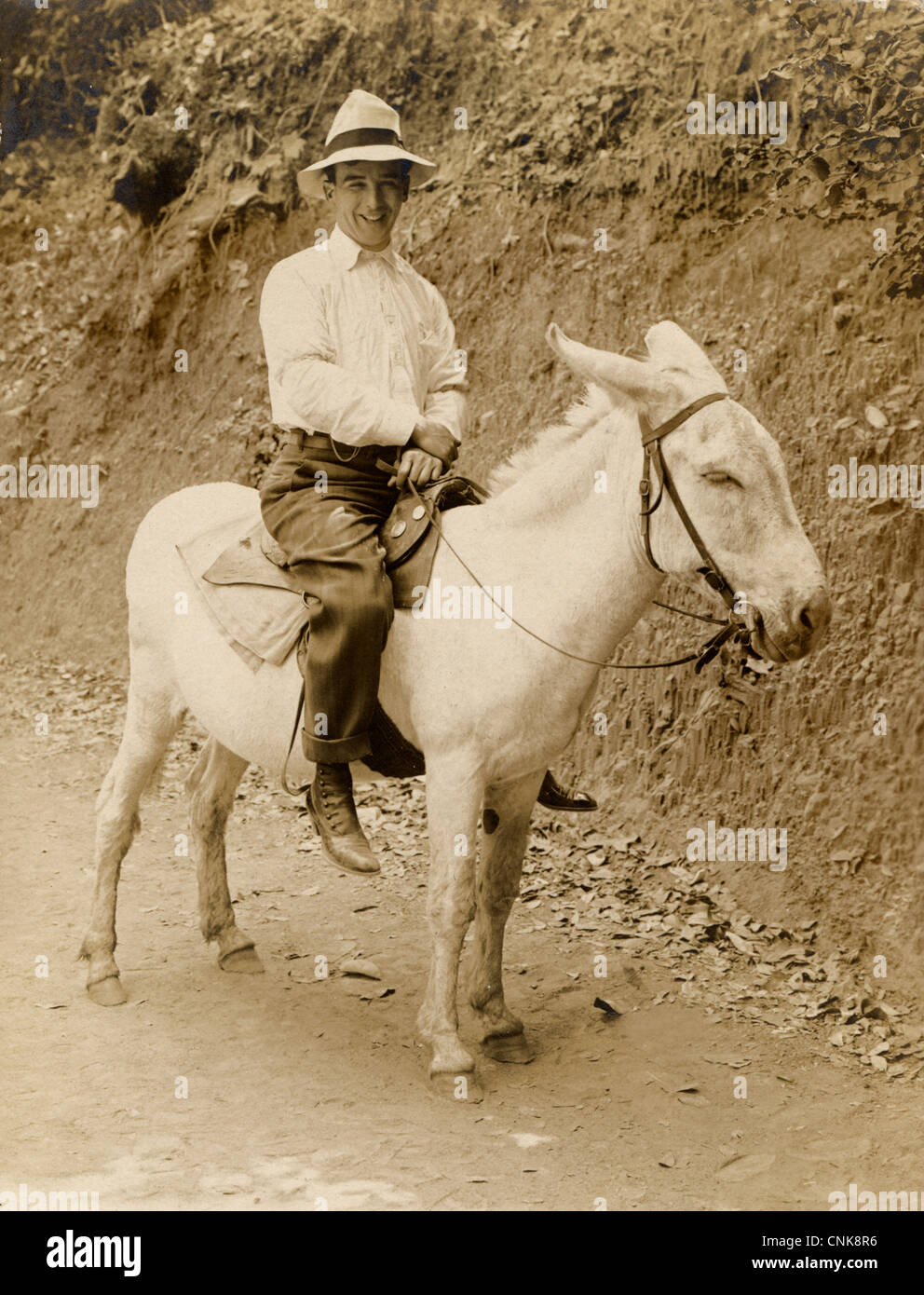 Heureux homme monté sur un âne blanc Banque D'Images