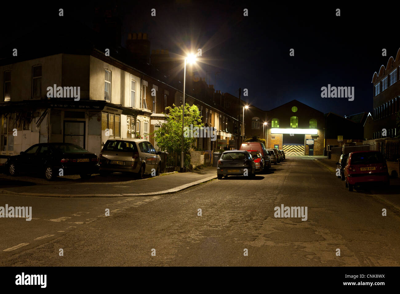 Une rue de nuit en UK Banque D'Images