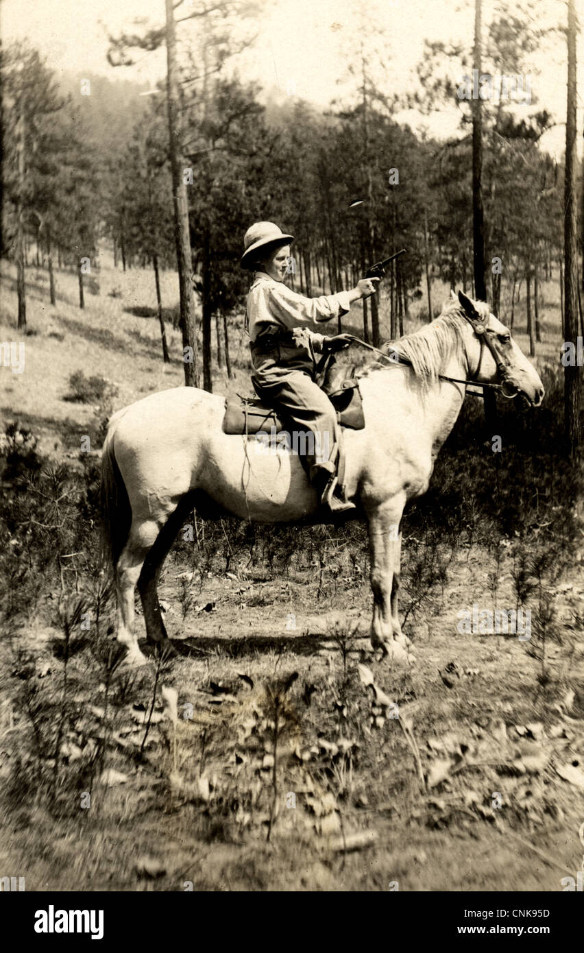 Femme à cheval armés visant Pistol Banque D'Images