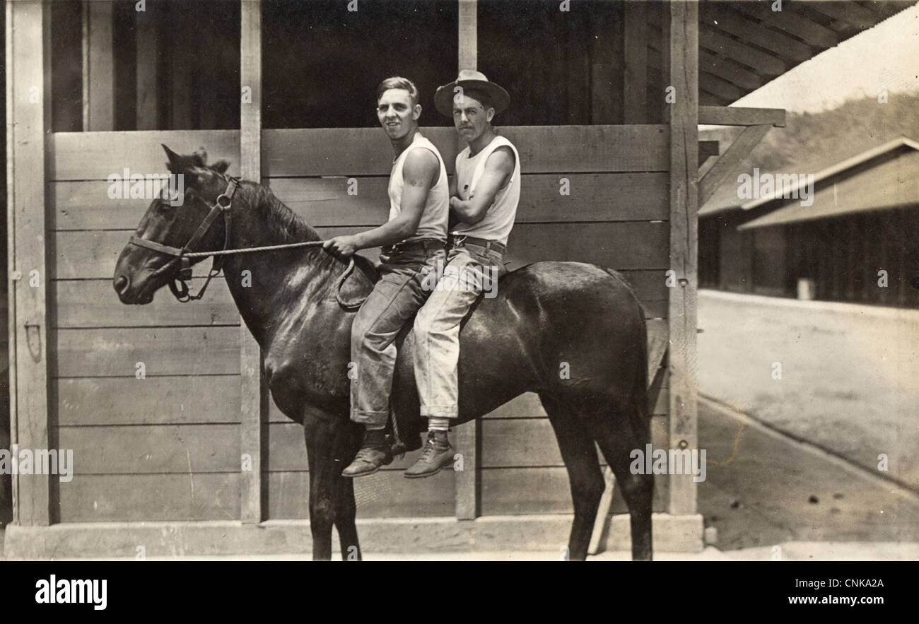 Deux soldats à cheval un seul cheval stable à Banque D'Images