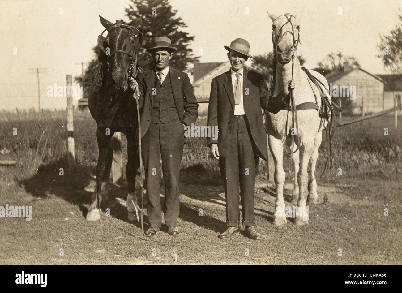 Père & Fils chacun avec un cheval Banque D'Images