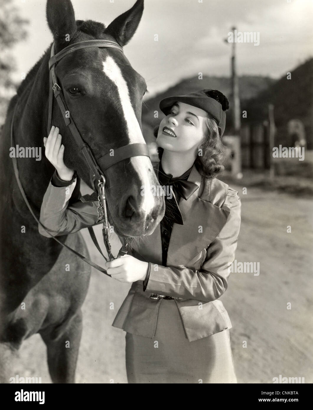 Beau cheval femme adorant son cheval Banque D'Images