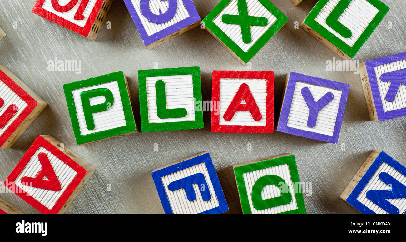 Des cales en bois formant le mot jouer dans le centre Banque D'Images