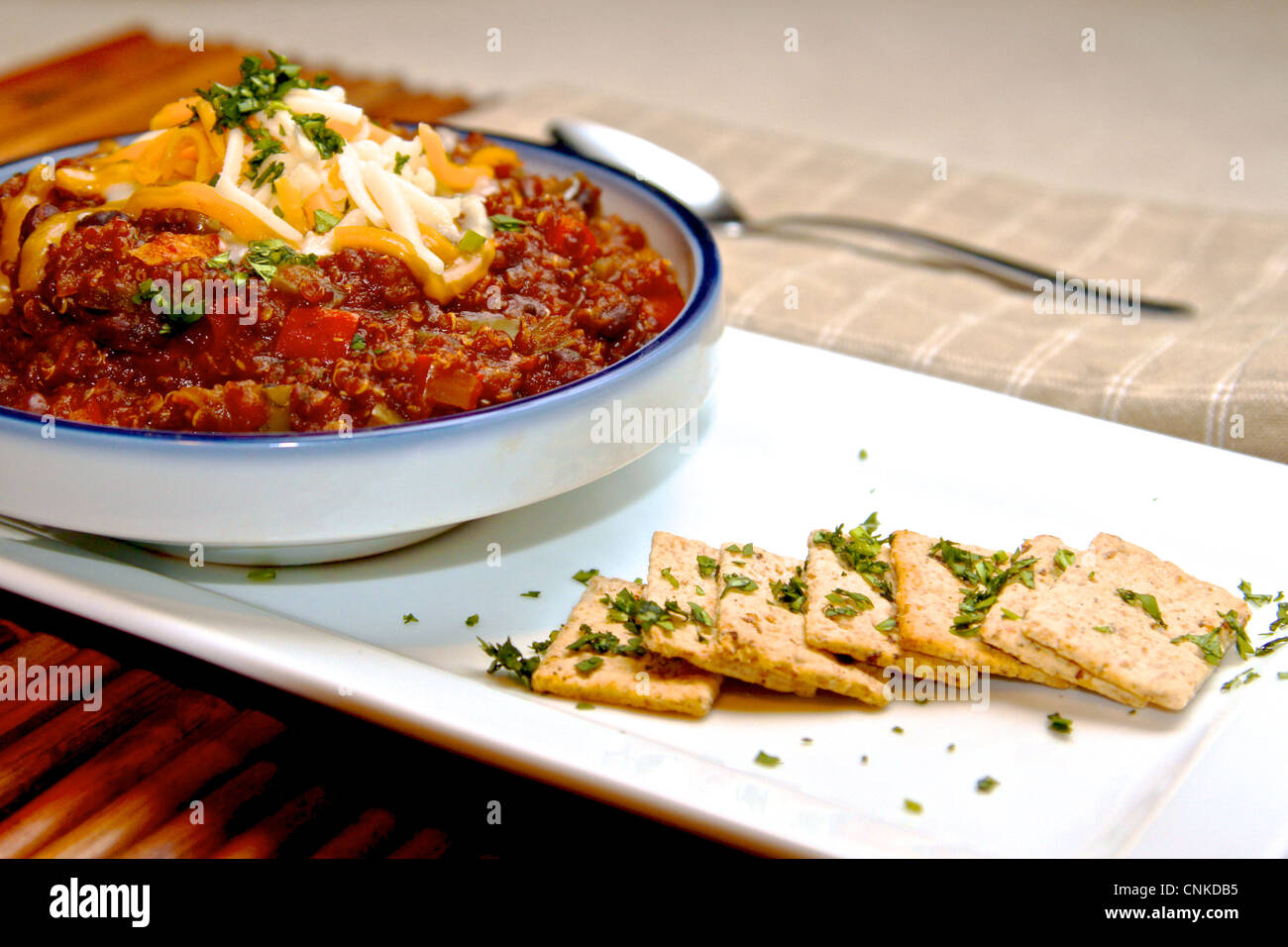 Le quinoa Chili servi avec du fromage et de la coriandre Banque D'Images