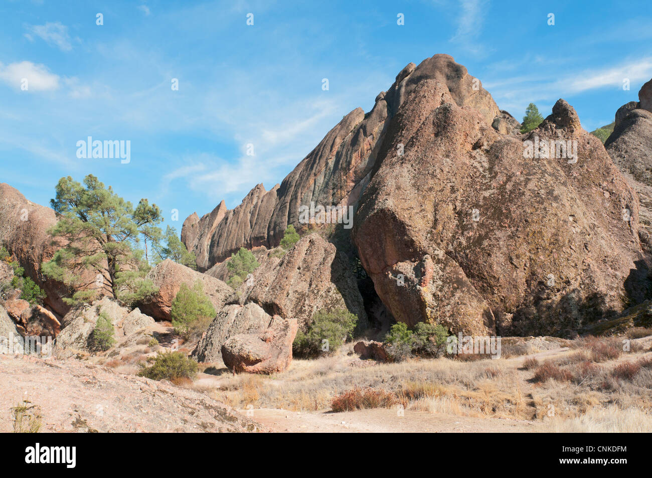 La Californie, Pinnacles National Monument, d'un balcon vue sur le sentier de la crête de la machette. Banque D'Images