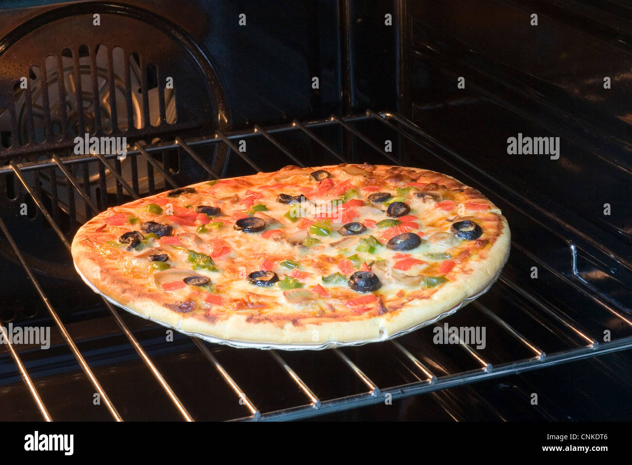 Pizza végétarienne à l'intérieur d'un four de boulangerie Banque D'Images